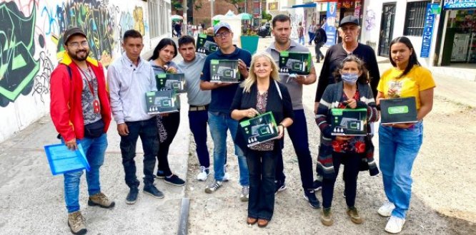La Alcaldía Local de Kennedy entregó kits solares a vendedores informales